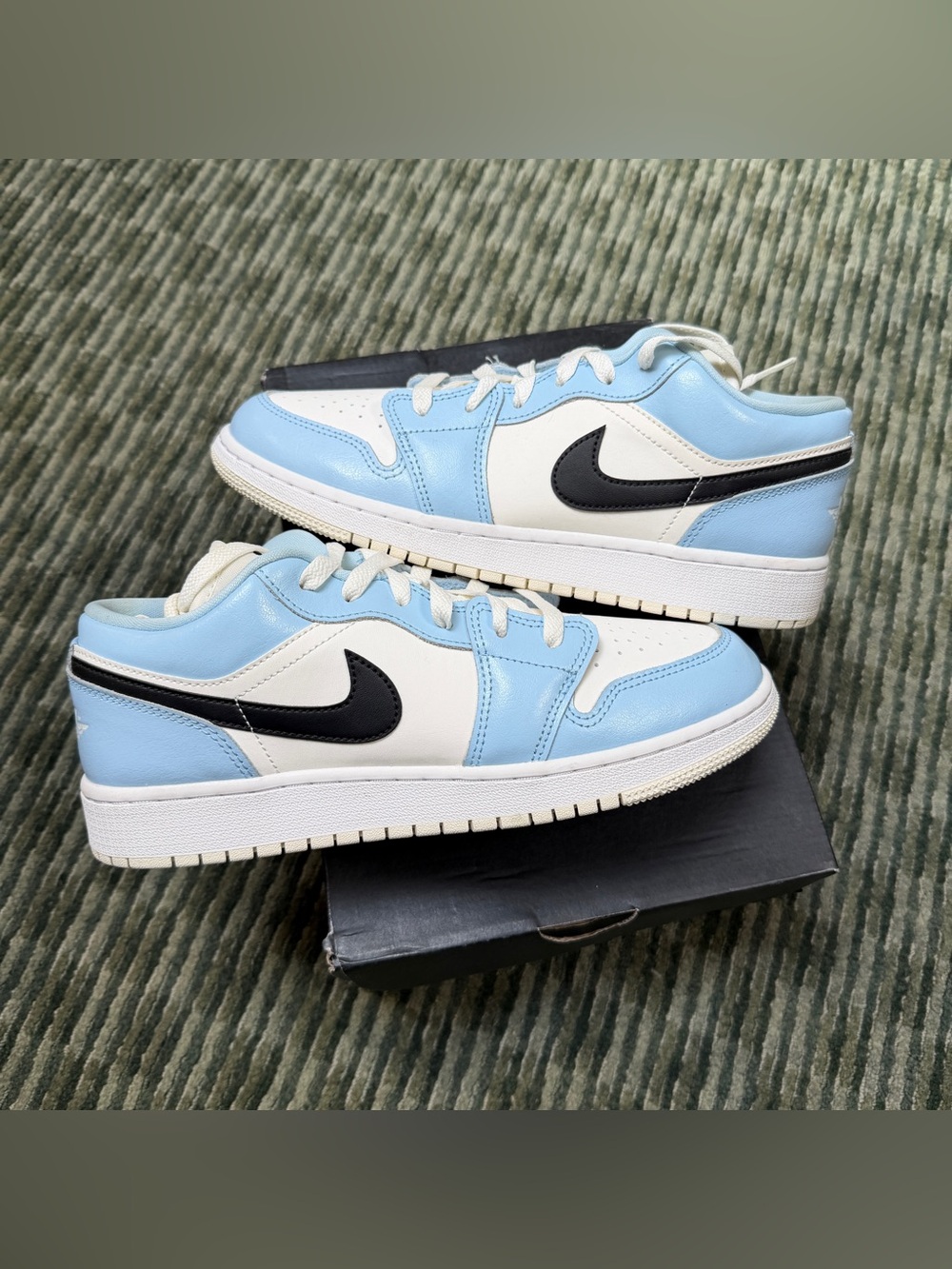 Jordan Kids Low-Top Sneakers in Light Blue, White & Black